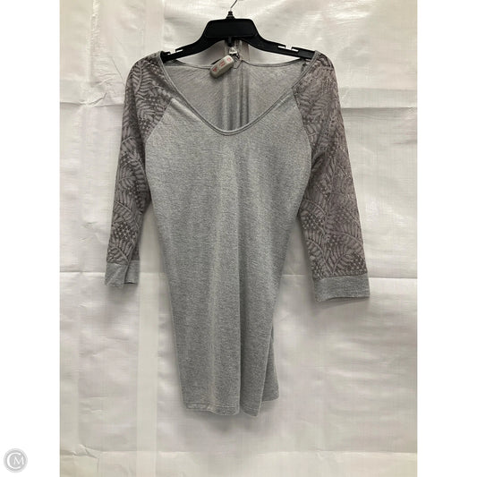 Top Short Sleeve By Simply Noelle In Grey, Size: S