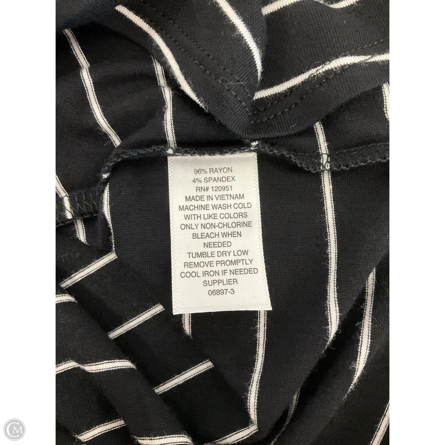 Top Short Sleeve By Clothes Mentor In Black, Size: S