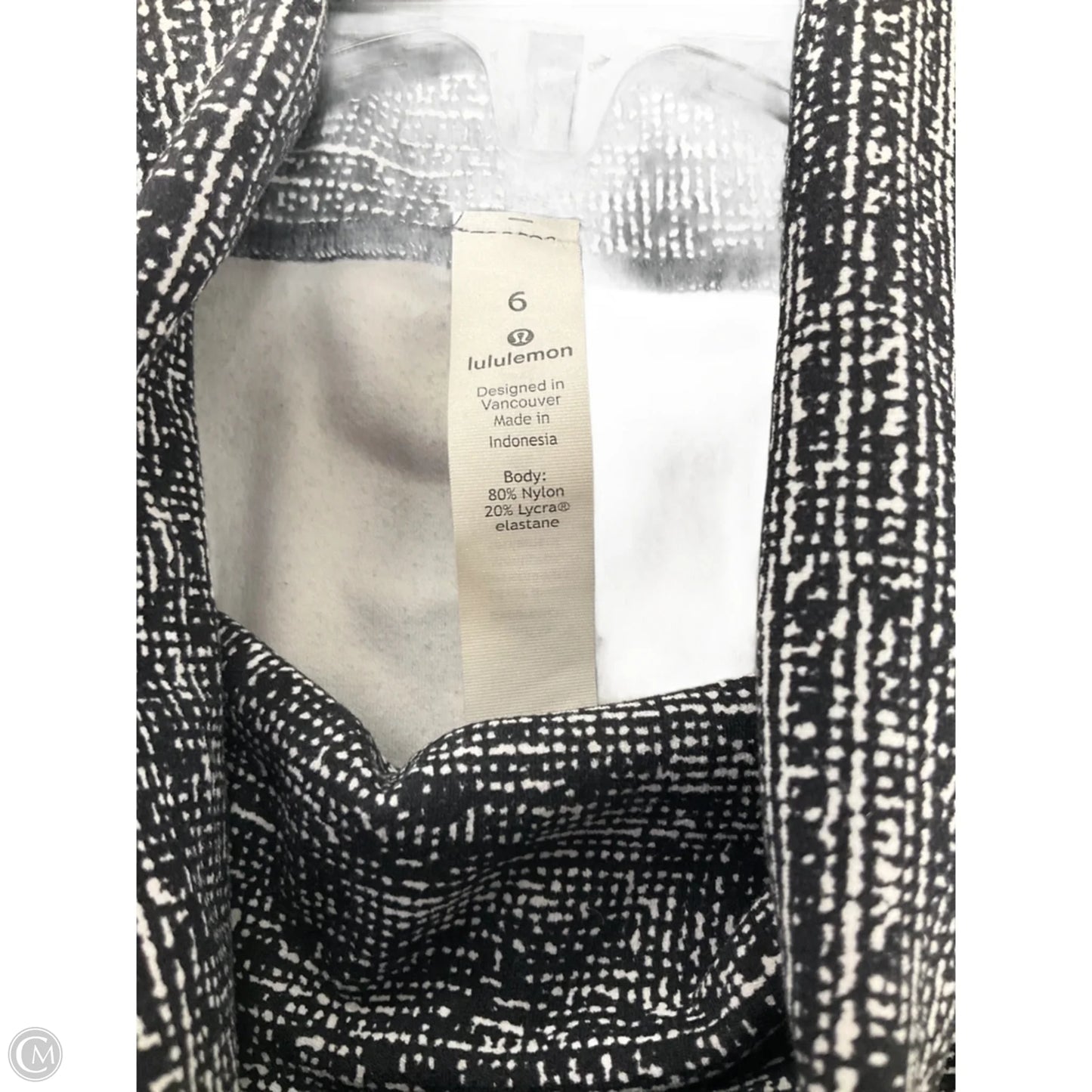 Athletic Top Long Sleeve Collar By Lululemon In Black, Size: 6