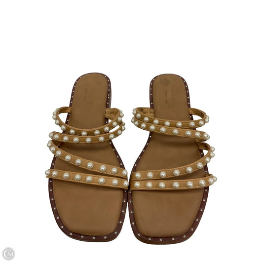 Sandals Flats By Cushionaire In Tan & White, Size: 10