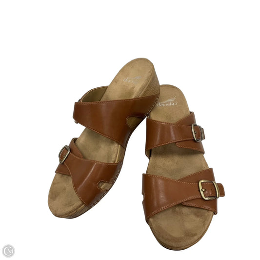 Sandals Heels Wedge By Dansko In Brown & Tan, Size: 9
