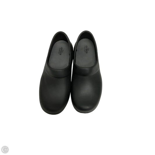 Shoes Flats By Crocs In Black, Size: 8