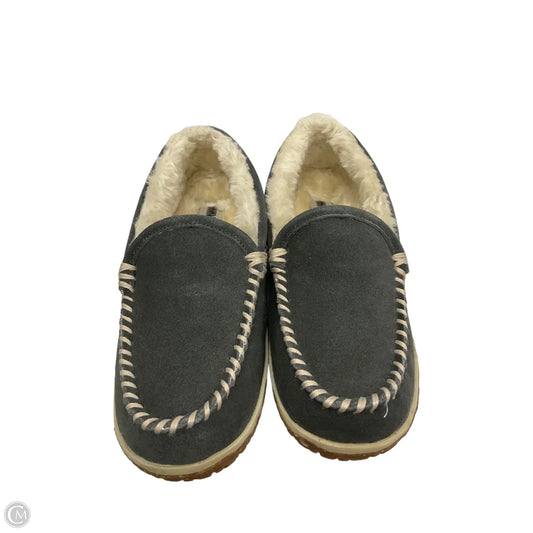 Shoes Flats By Minnetonka In Grey, Size: 6