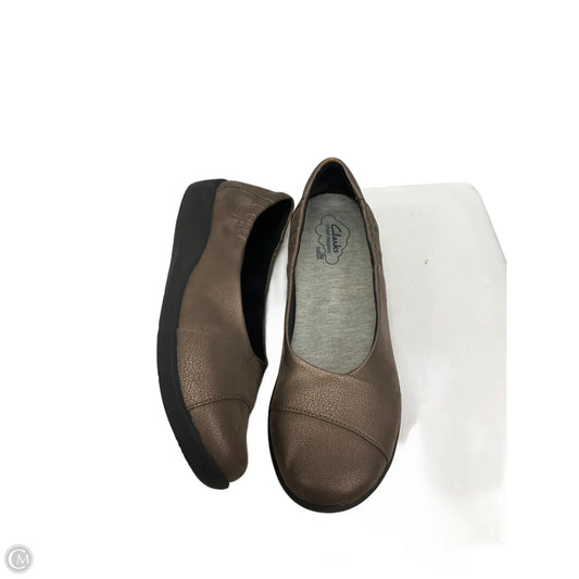 Shoes Flats By Clarks In Brown, Size: 8