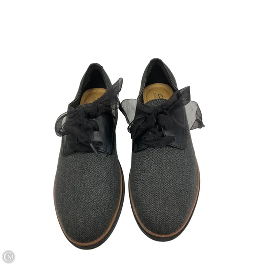 Shoes Flats By Clarks In Grey, Size: 10