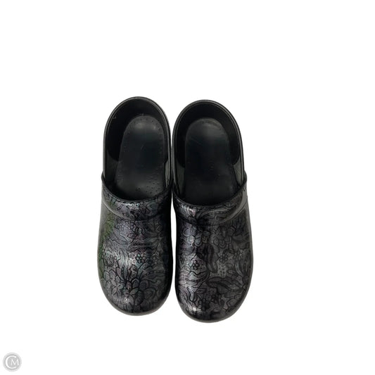 Shoes Flats By Dansko In Black, Size: 9