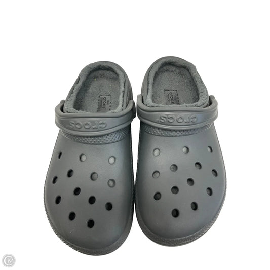 Shoes Flats By Crocs In Grey, Size: 9