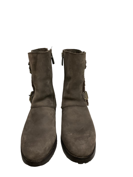 Boots Combat By Ugg  Size: 8